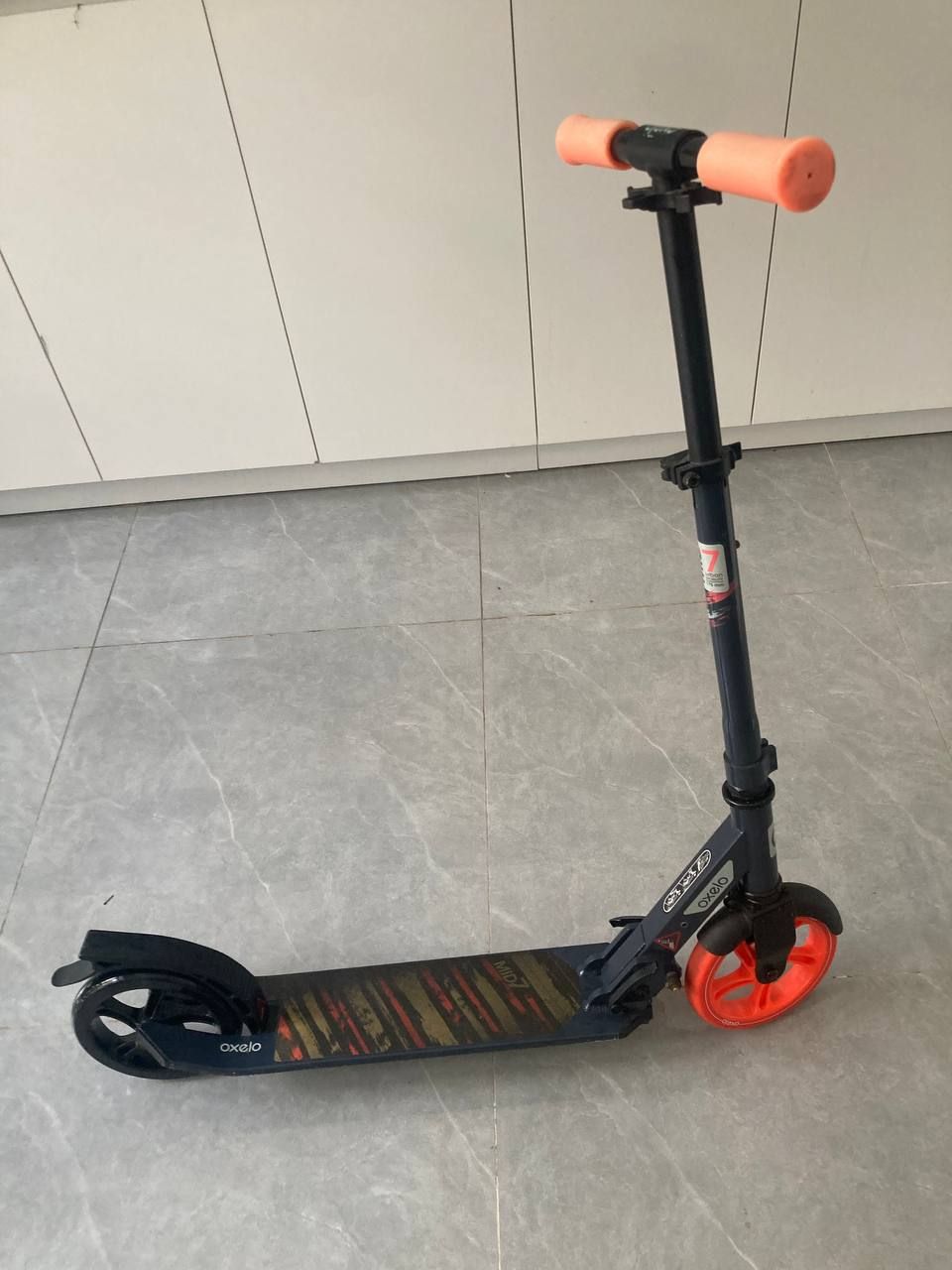 Продам скутер Oxelo Mid 7 в хорошем состоянии. Рассчитан на ездоков до до 100 кг. Заменено заднее колесо на родное.