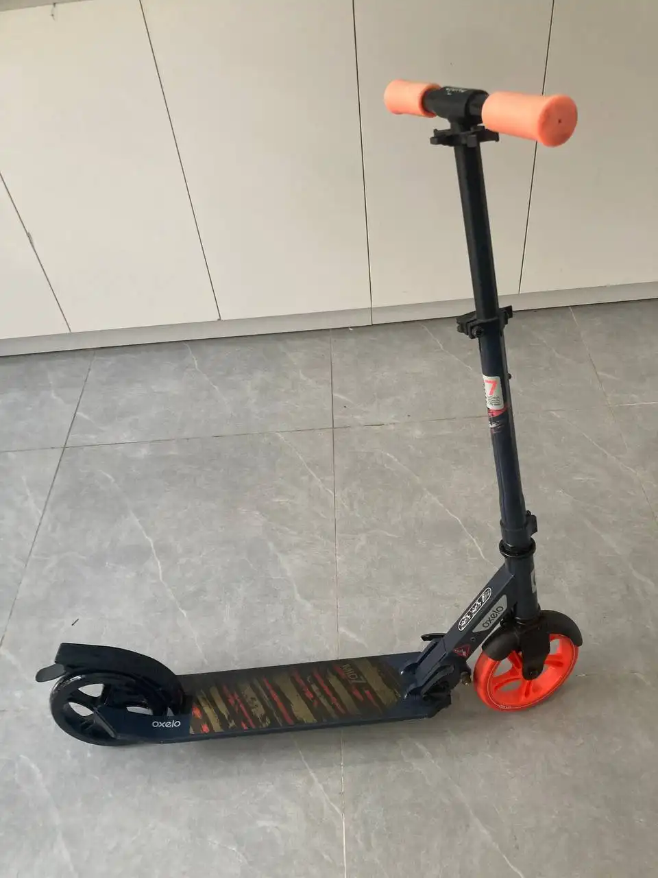 Продам скутер Oxelo Mid 7 в хорошем состоянии. Рассчитан на ездоков до до 100 кг. Заменено заднее колесо на родное.