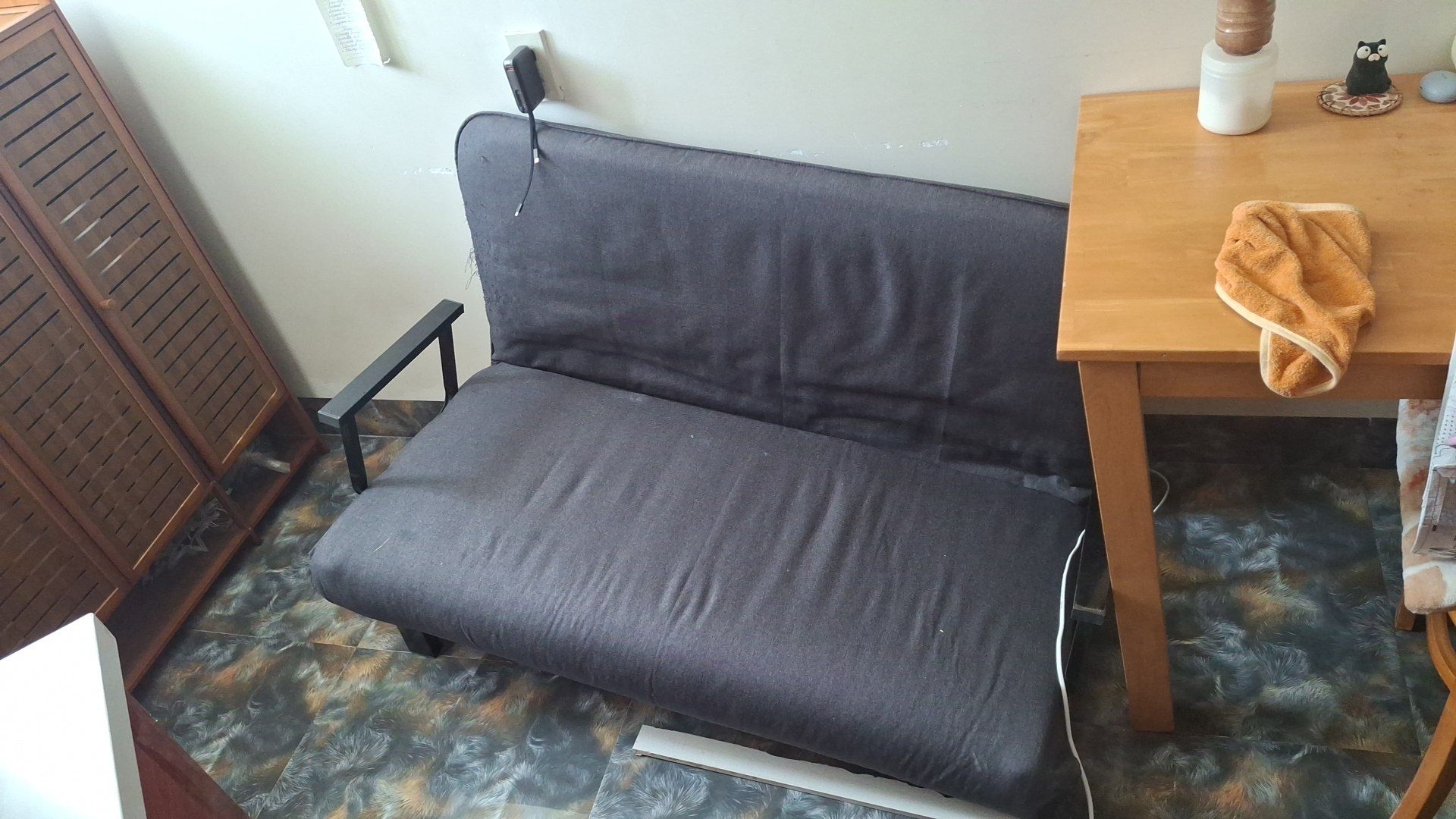 Продам диван-кровать. Раскладывается, ширина 120см. Сломалась опора, ее можно приварить. 900к
