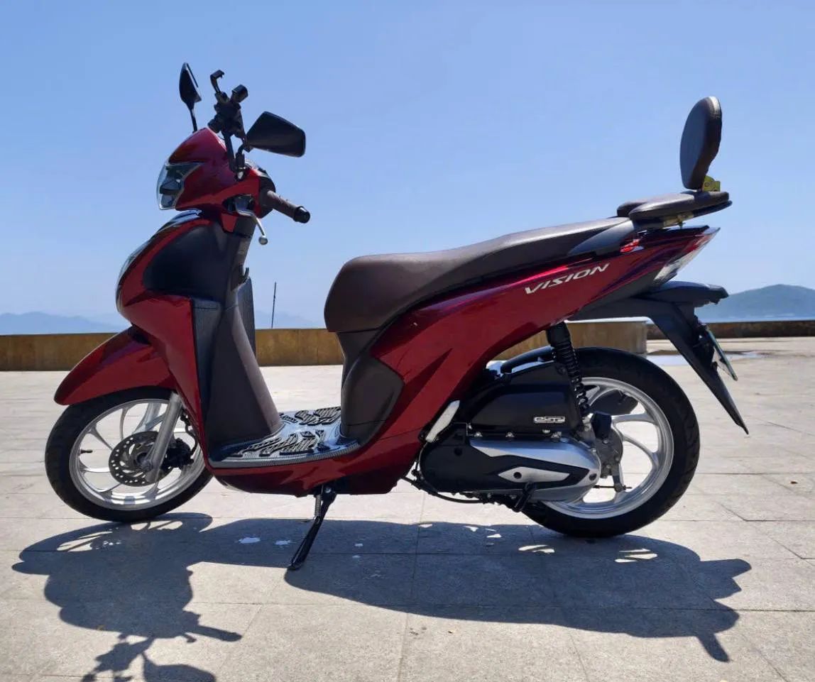 Honda vision 2025 года, пробег 6300 км, на гарантии, допами ставили Led фары.