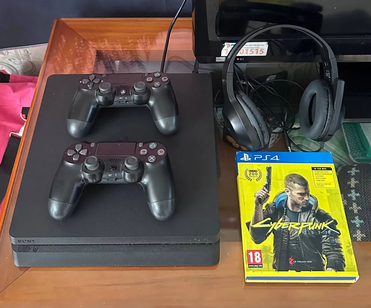 Продам Sony PlayStation 4 slim на 1Tb, в комплекте сама приставка, 2 геймпада, диск Cyberpunk 2077 (внутри есть карта, к