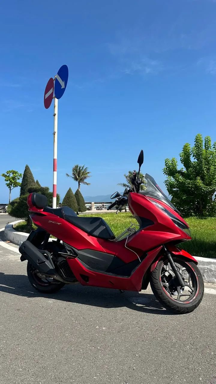 Продам Honda pcx 4 поколение 2022 год 160 кубов, ABS. Очень красивый оригинальный цвет . Отличное состояние, родной проб