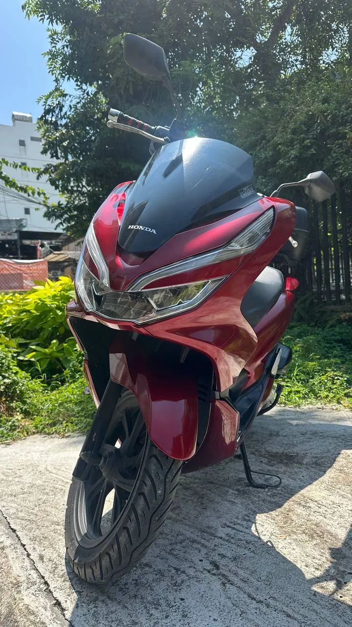 Продам Honda pcx 125 кубов . В отличном внешнем и тех состоянии . Замена масла 100 км назад , установлен кофр Givi. Доку