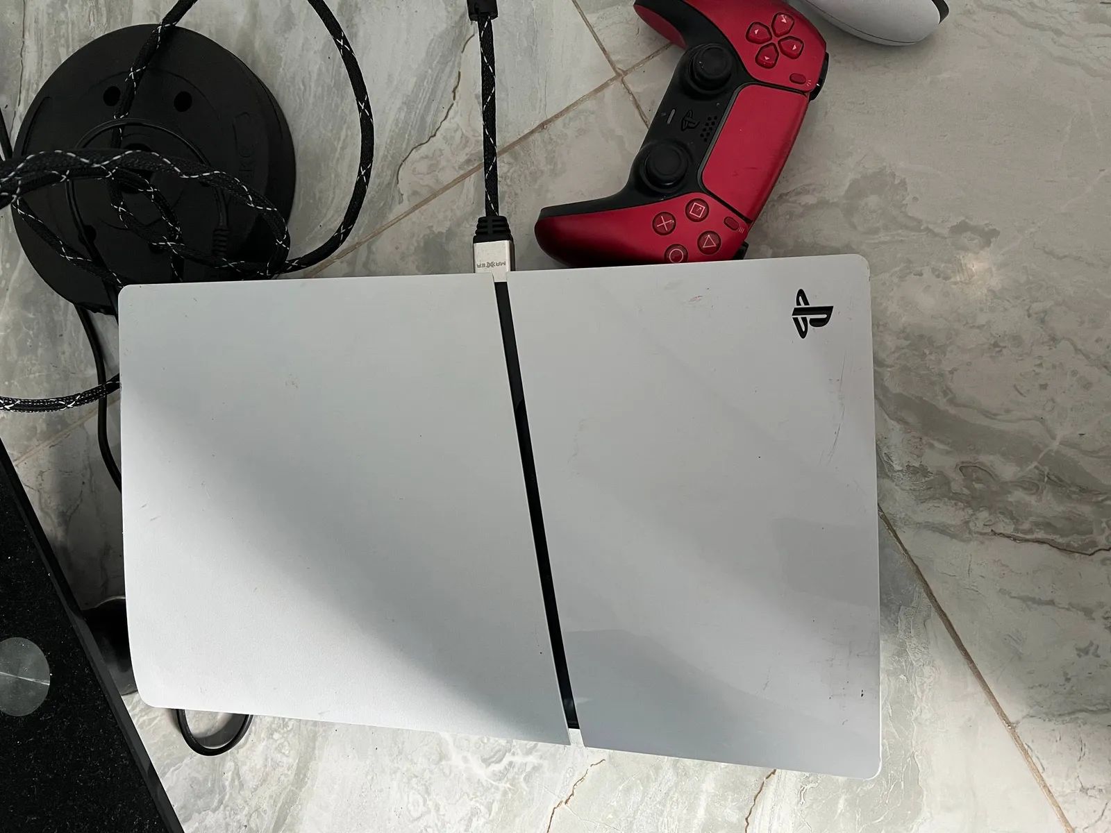 Продам игровую приставку PlayStation 5 Slim в отличном техническом и внешнем состоянии. В комплект входят два оригинальн