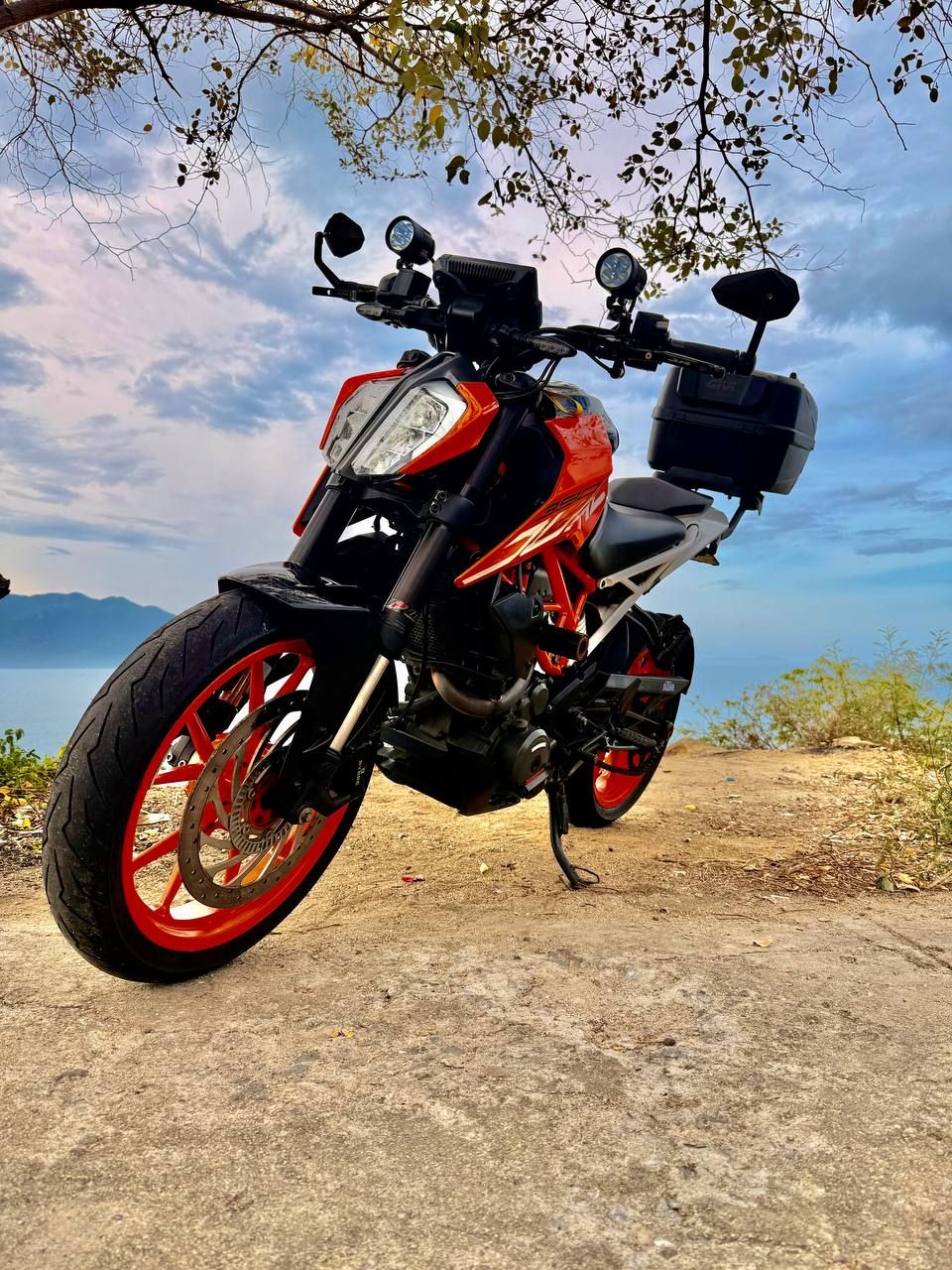 Продам KTM Duke 390 2018г. в отличном техническом и косметическом состоянии. Бережно эксплуатировался и регулярно обслуж