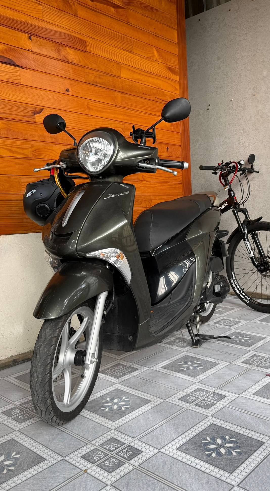 Продам байк Yamaha Janus 2021 г.в., отличный, маневренный, надежный. 18,5 млн донгов. ПТС, ДКП. Продажа в связи с переез