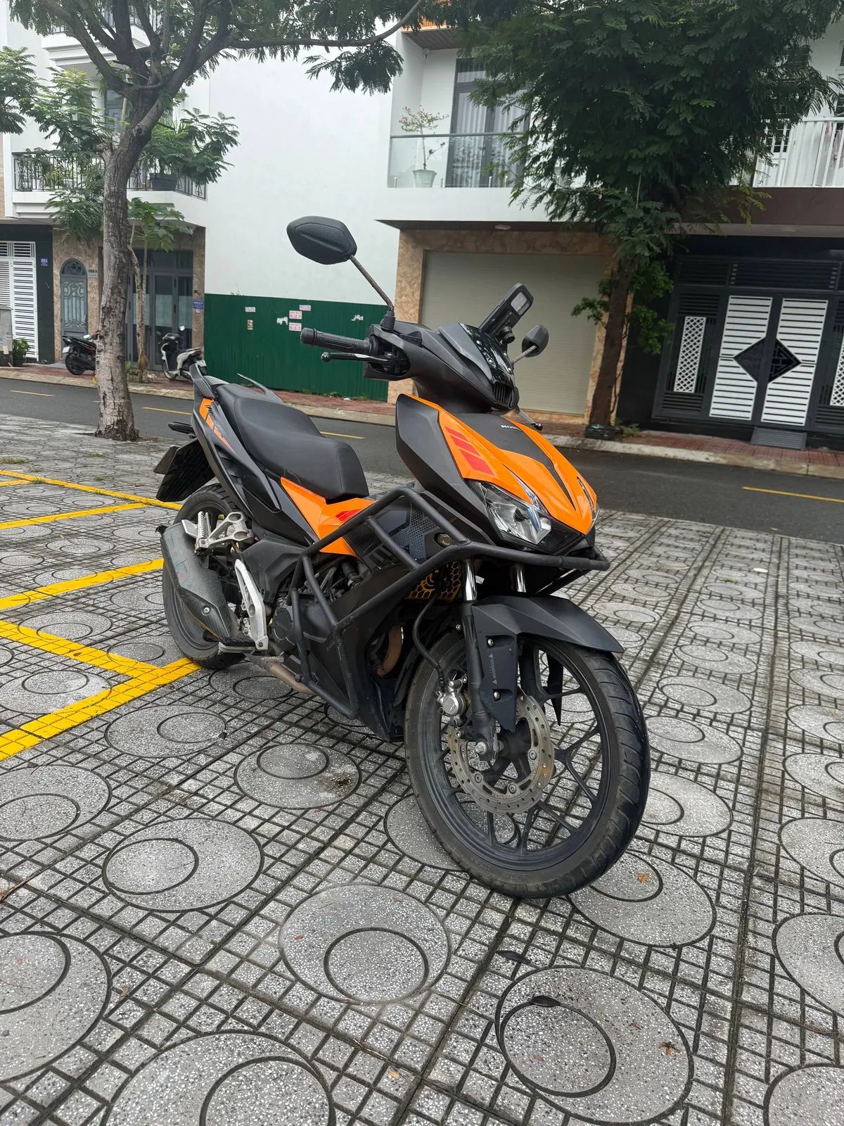 Honda Winner X V3 2020 года. Мотоцикл на ходу, двигатель работает хорошо, едет бодро, коробка переключает, тормоза тормо