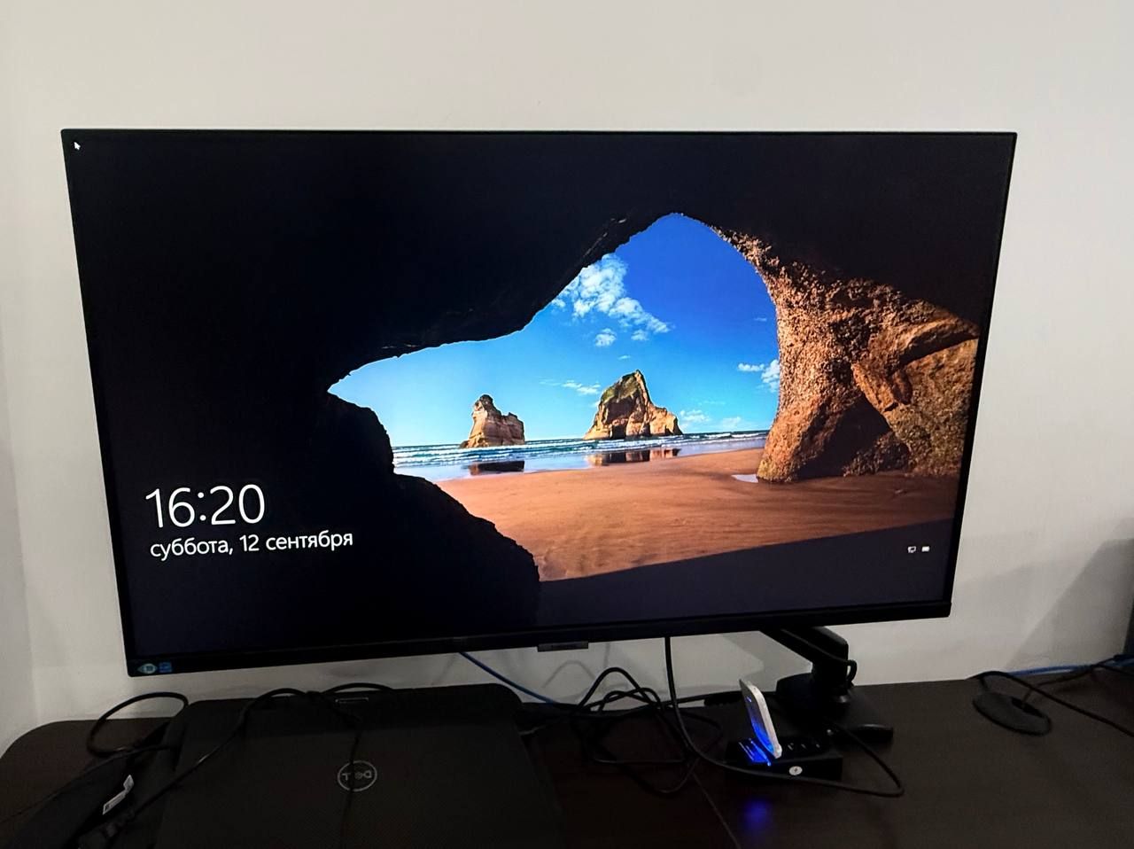 Монитор Samsung 32 inch HDR 4K + кронштейн для крепления к столу.