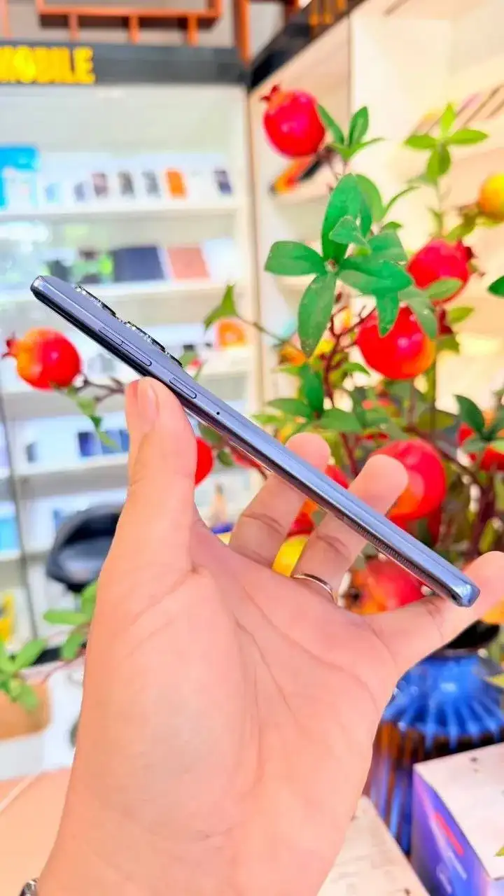 Продам Motorola Edge 60 Fusion, практически новый (99%)