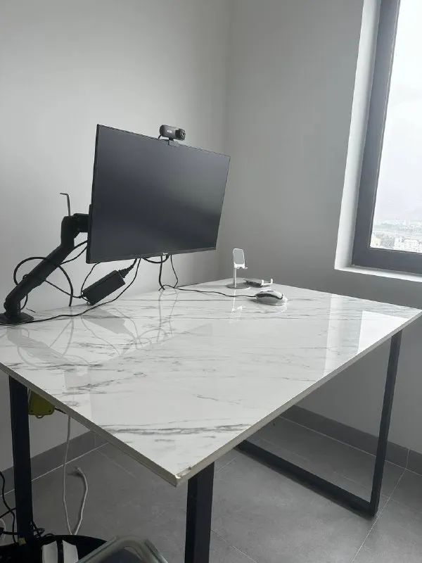 Продаю стол 80×120 см со столешницей из керамического камня.