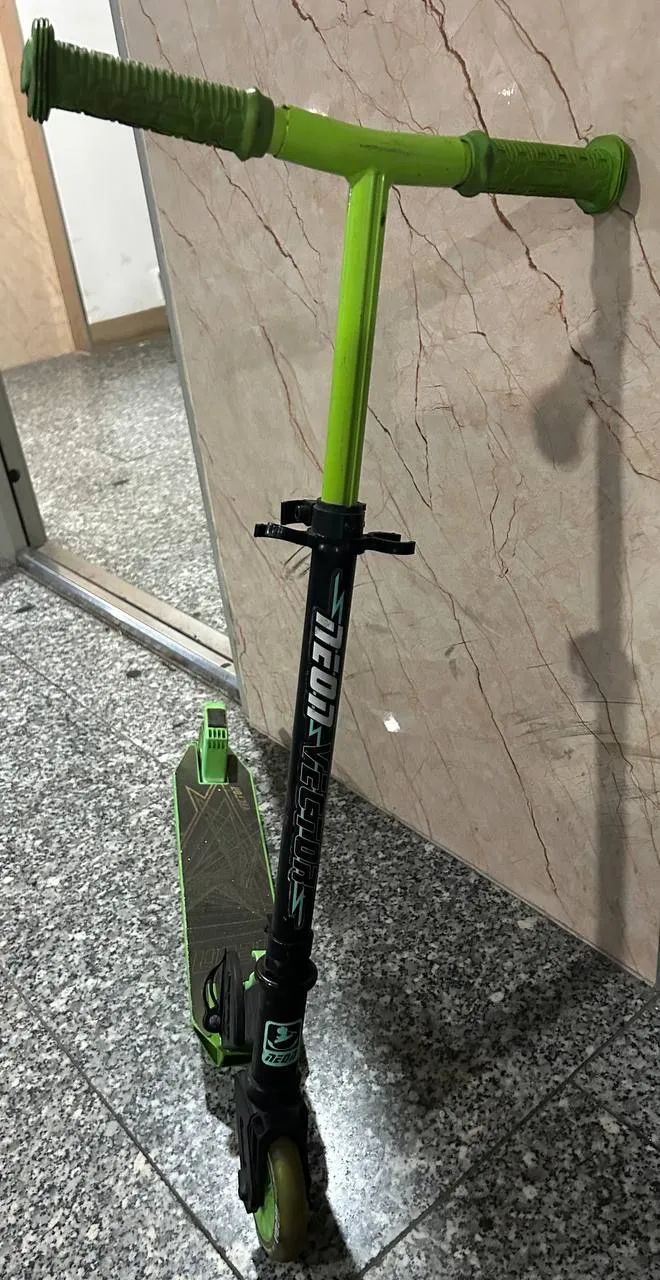 🛴 Продам самокат, 5–9 лет. Колёса светятся при движении, руль складывается для хранения. Состояние рабочее, небольшие по