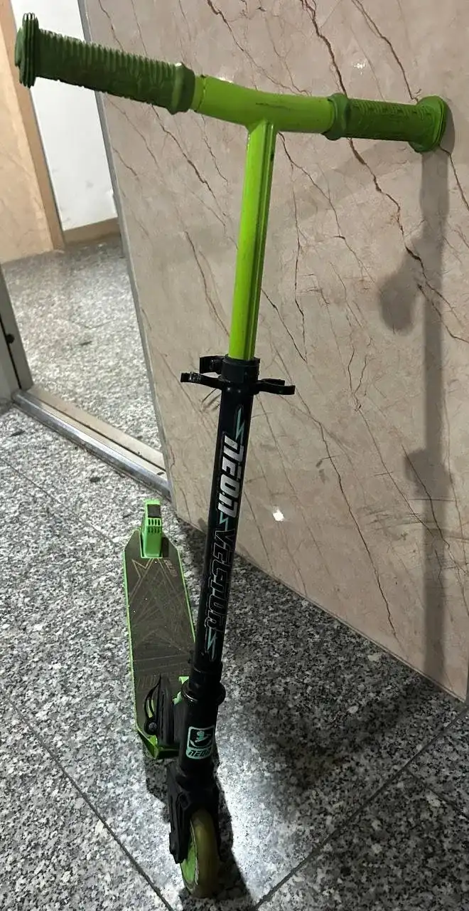 🛴 Продам самокат, 5–9 лет. Колёса светятся при движении, руль складывается для хранения. Состояние рабочее, небольшие по