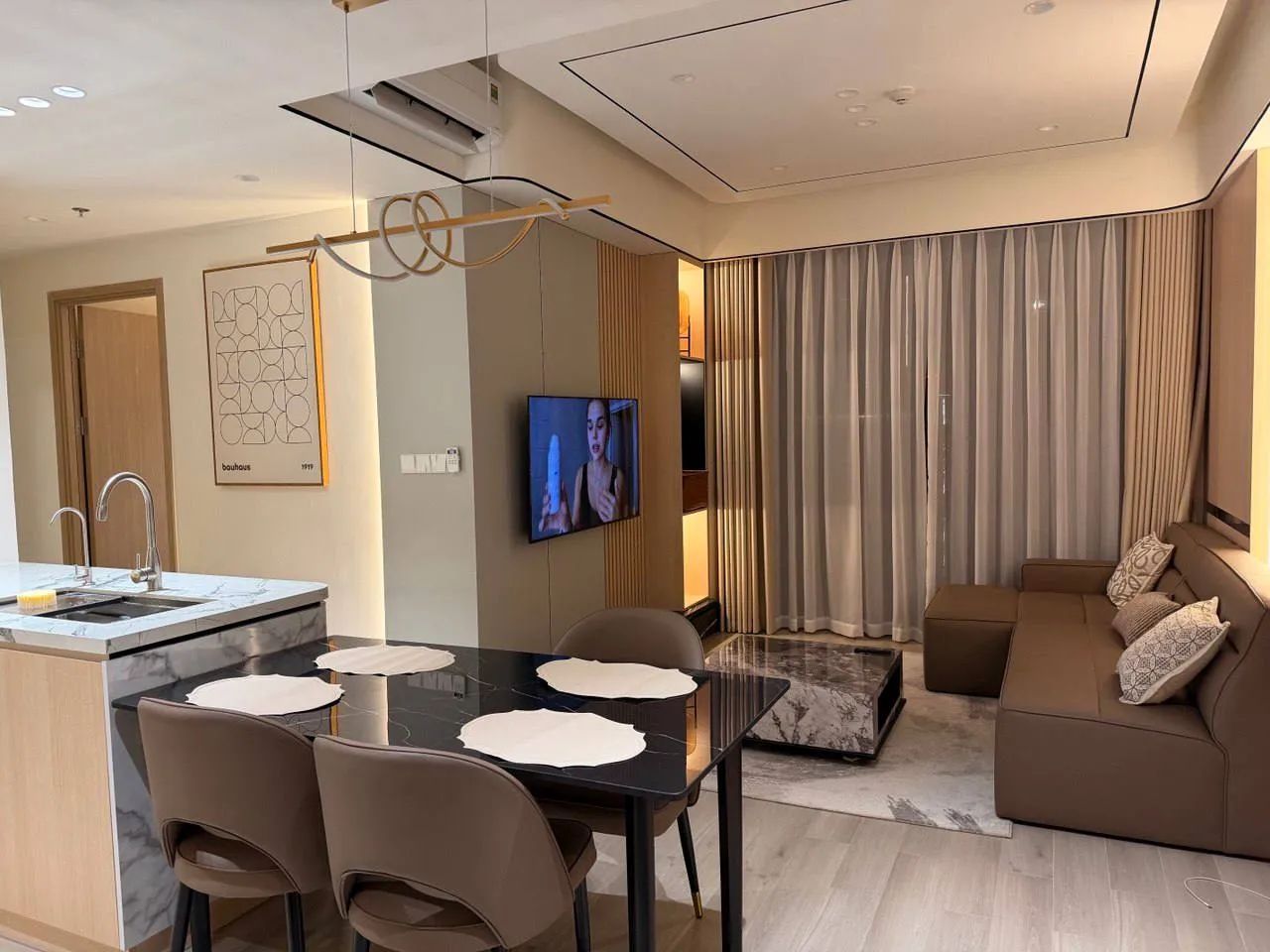 Пересдам квартиру. 9 район Vinhomes grand park. Lumiere Boulevard. 2 бедрум + кухня гостиная, 2 санузла. Квартира новая.