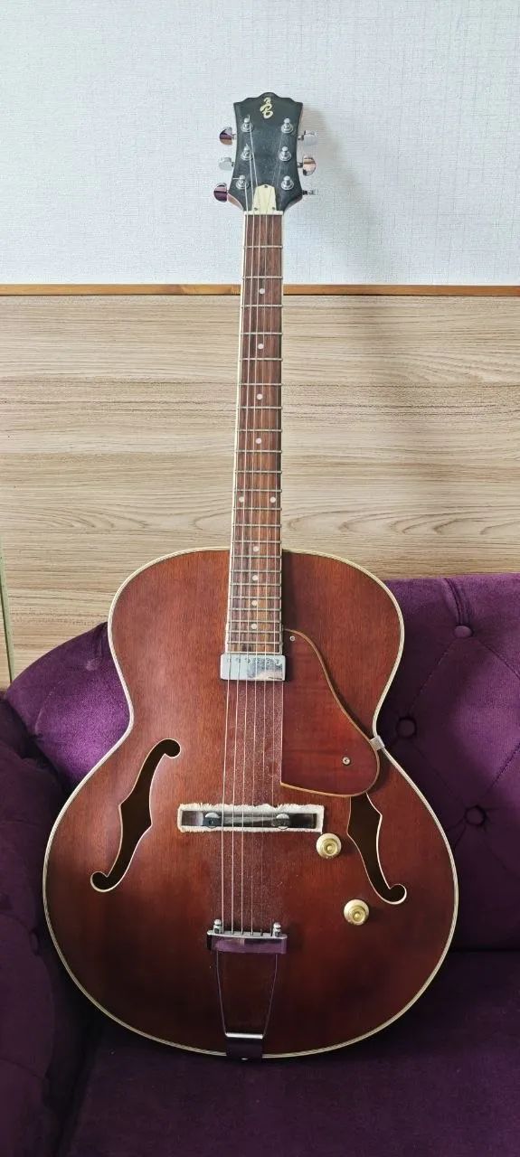 🎸 Продается великолепная полуакустическая электрогитара Harley Benton Custom Line Manhattan Standard! Гитара имеет элега