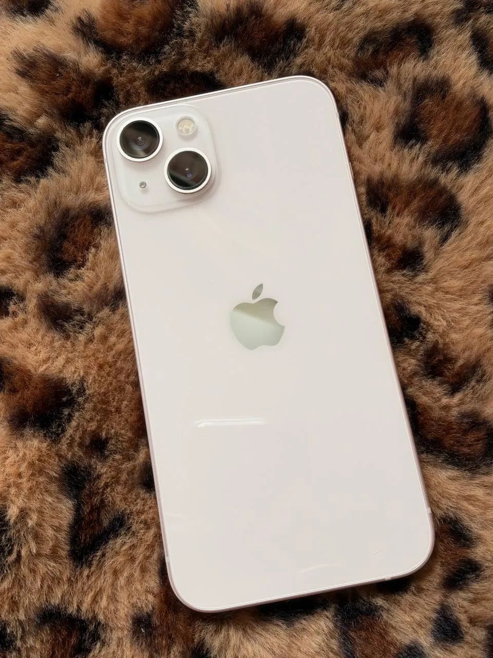 iPhone 13, цвет розовый, состояние хорошее, ни разу не ремонтировался и не вскрывался. Всегда в чехле и защитном стекле.