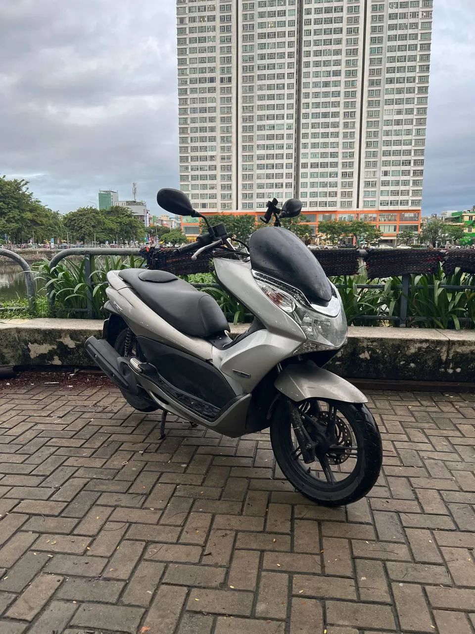 Продаю байк Honda PCX 125 2011 года. Мотоцикл ухоженный, в отличном состоянии. Большой багажник, вариатор обслужен. Проб