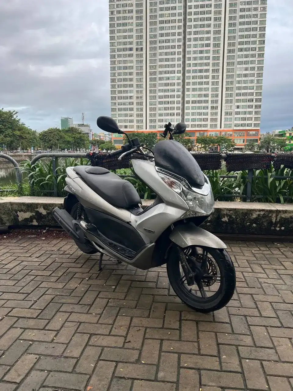 Продаю байк Honda PCX 125 2011 года. Мотоцикл ухоженный, в отличном состоянии. Большой багажник, вариатор обслужен. Проб