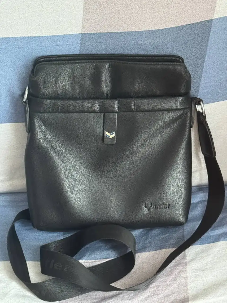 Продам кожаную сумку через плечо фирмы Vantler.