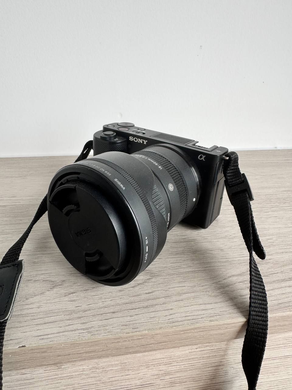 Продаю Sony ZV-E10 + Sigma 18–50mm f/2.8 DC DN Contemporary