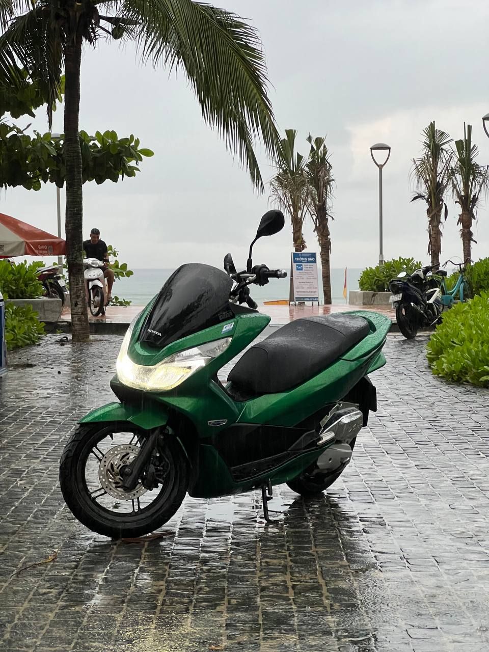 Продам Honda PCX 2021 года выпуска, полностью обслужен и готов к езде, по технике всё работает отлично, никаких проблем 