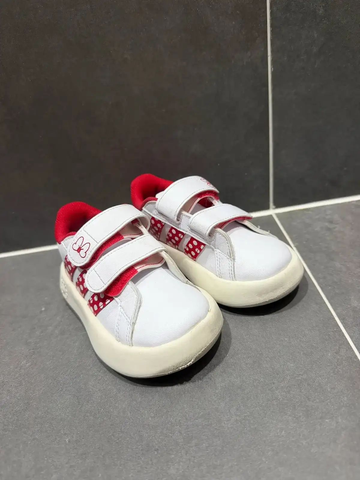 🏠 Продаю детские кроссовки Adidas, купленные в официальном магазине в Бангкоке