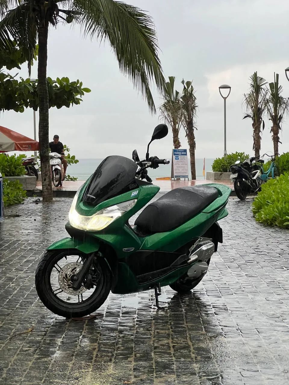 Продам Honda PCX 2017 года выпуска, полностью обслужен и готов к езде, по технике всё работает отлично, никаких проблем 