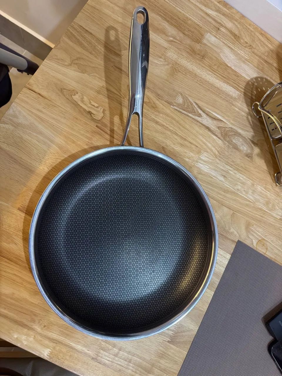 Продам сковородку, диаметр 28, покупала в Лотте (фото цены там), практически не использовалась (не подошла по размеру)