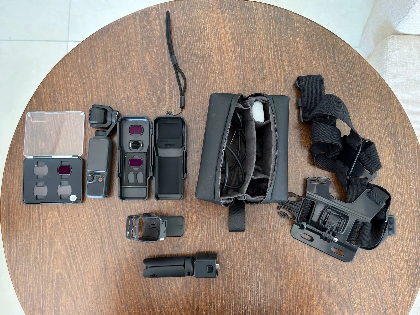 Osmo Pocket 4 в хорошем состоянии, за исключением скола на одном из фото (на работу не влияет). Технически полностью исп