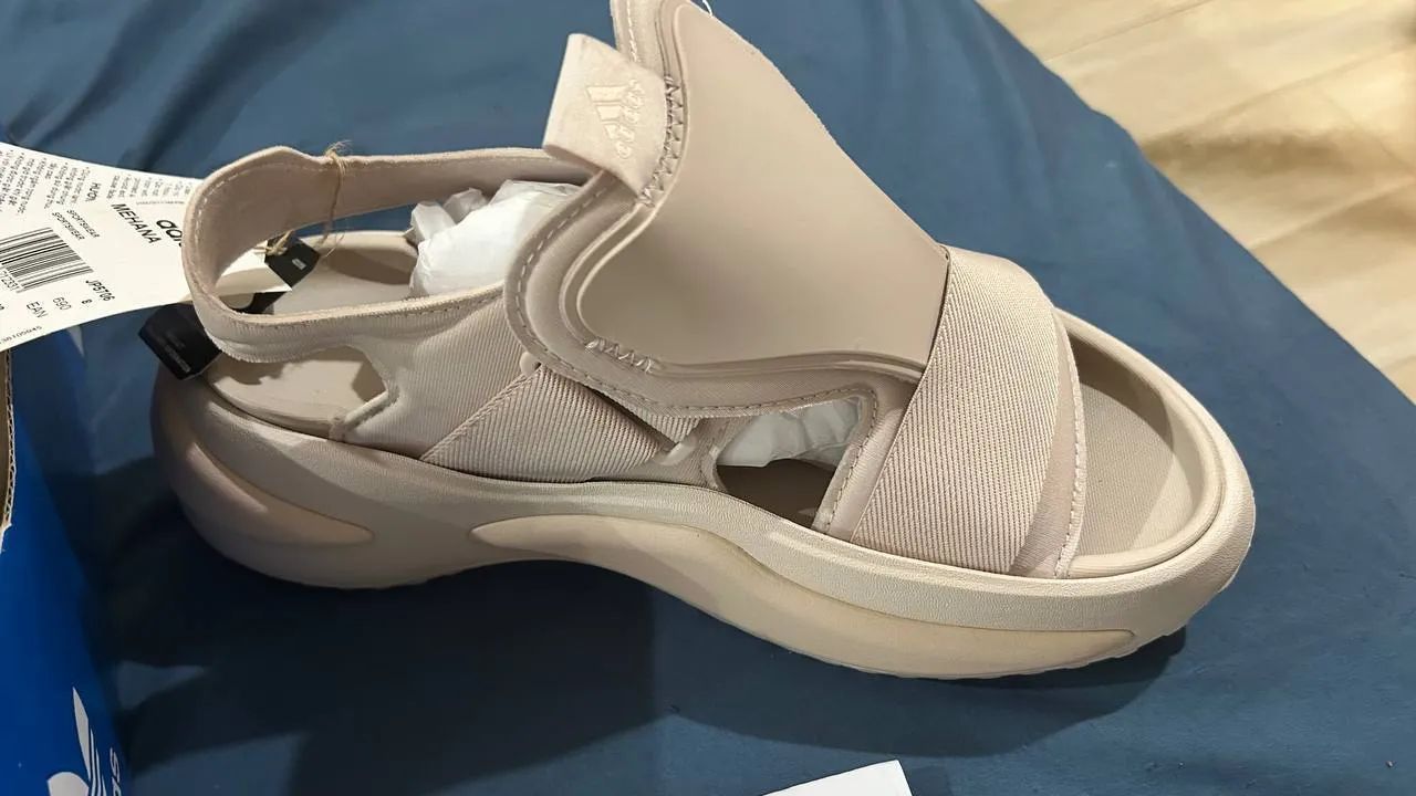 Продам совсем новые сандали adidas! Легкие и удобные!!! Размер 40, по стельке 26см. Покупались за 2 млн донгов. Продам з