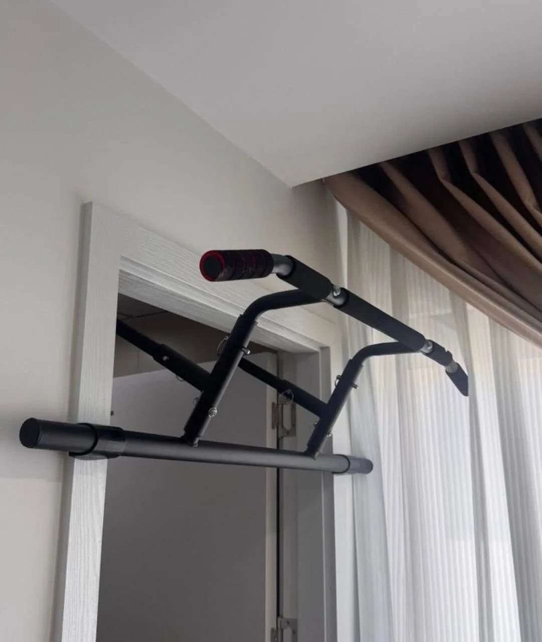 Продам турник межкомнатный, вешается на дверной проем