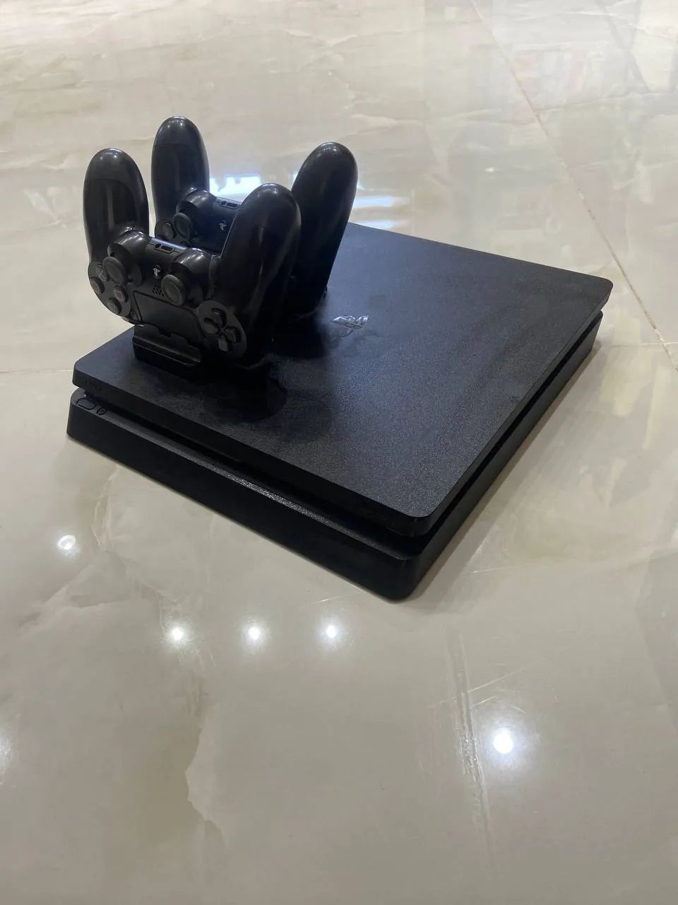 Продам PlayStation 4 slim 1tb в отличном состоянии, 2 геймпада, провод питания, HDMI.