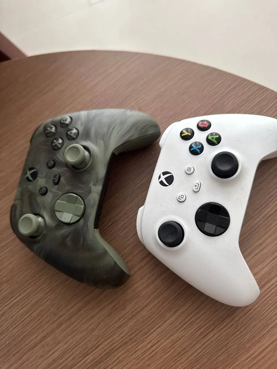 Продаю Xbox Series S, в комплекте два джойстика, зарядки. 🔌 7.5 миллионов донгов