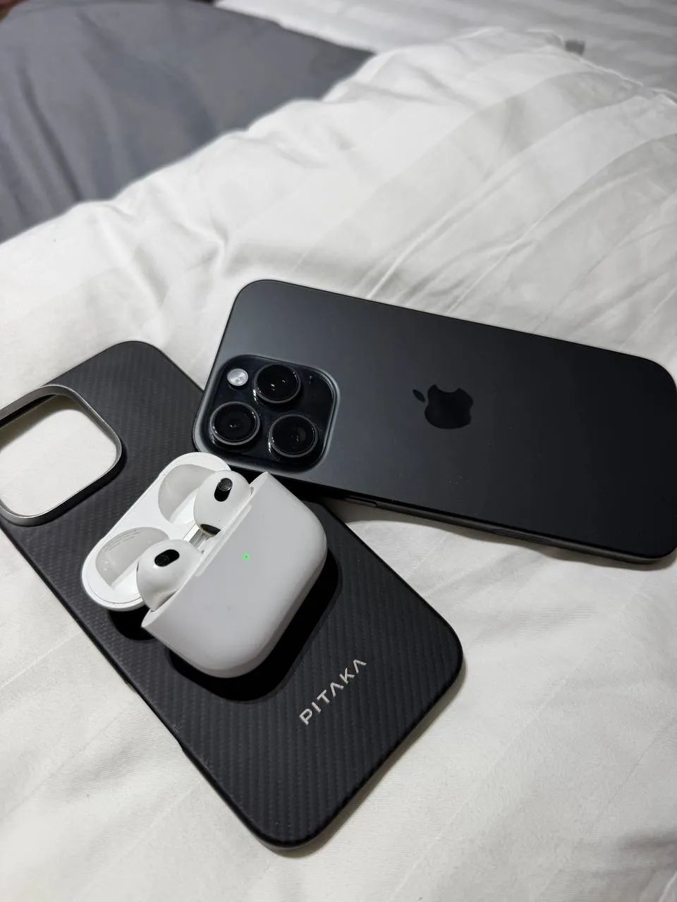 Продаю свой iPhone 16 Pro Max 256 ГБ, цвет Black Titanium.