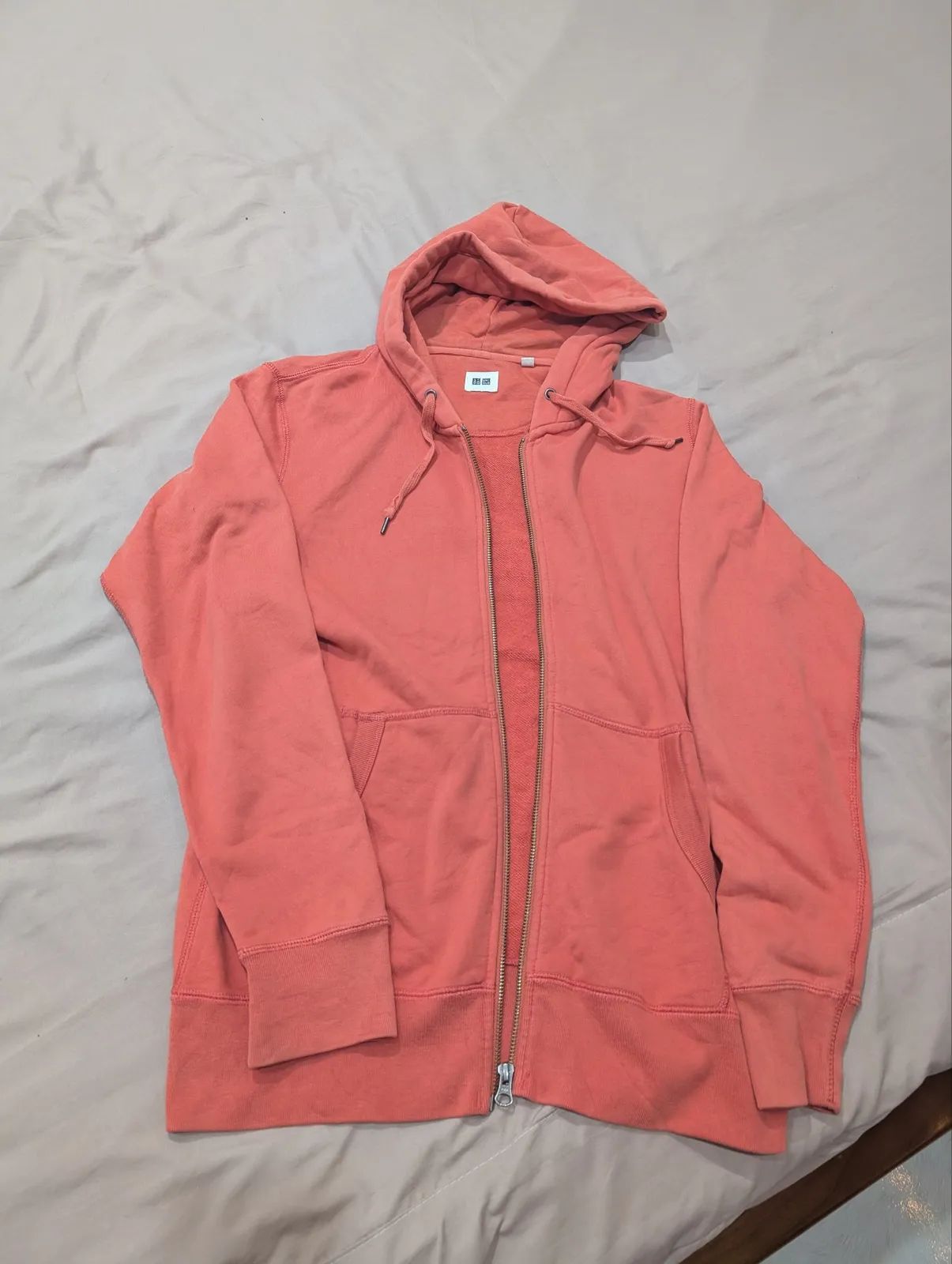 Худи Uniqlo, размер M подойдёт на S. Состояние нормальное, небольшие следы от носки имеются.