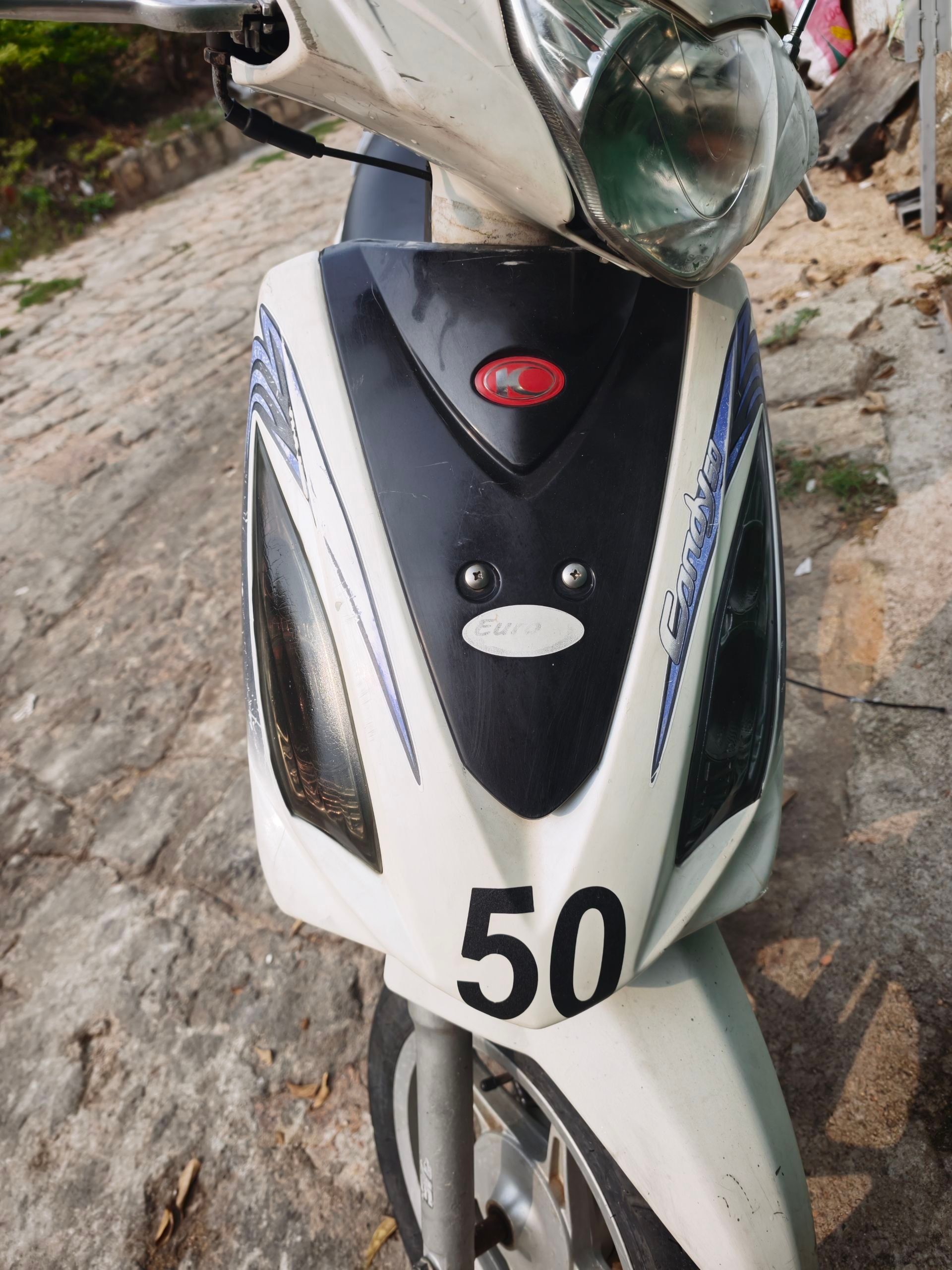 Kymco Candy 50cc. Автомат, права не нужны. Цена всего лишь 295$. Скорость до 45км в час, выглядит и едет только на свои 