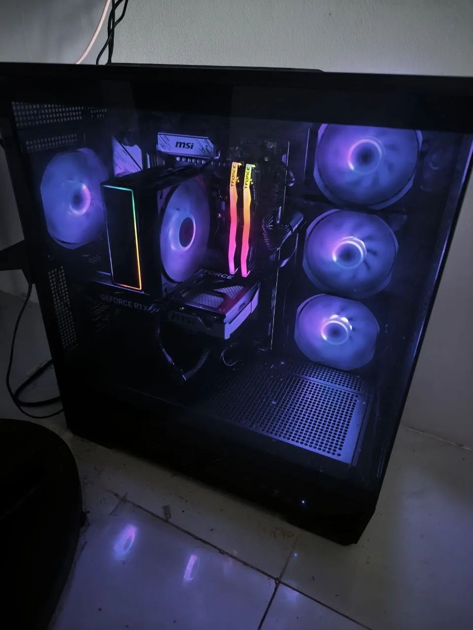 Ryzen 5 7500f, 1Тб ссд, видеокарта msi rtx5060 ti, 32гб DDR5 оперативки, не помню как называется материнка - но одна из 