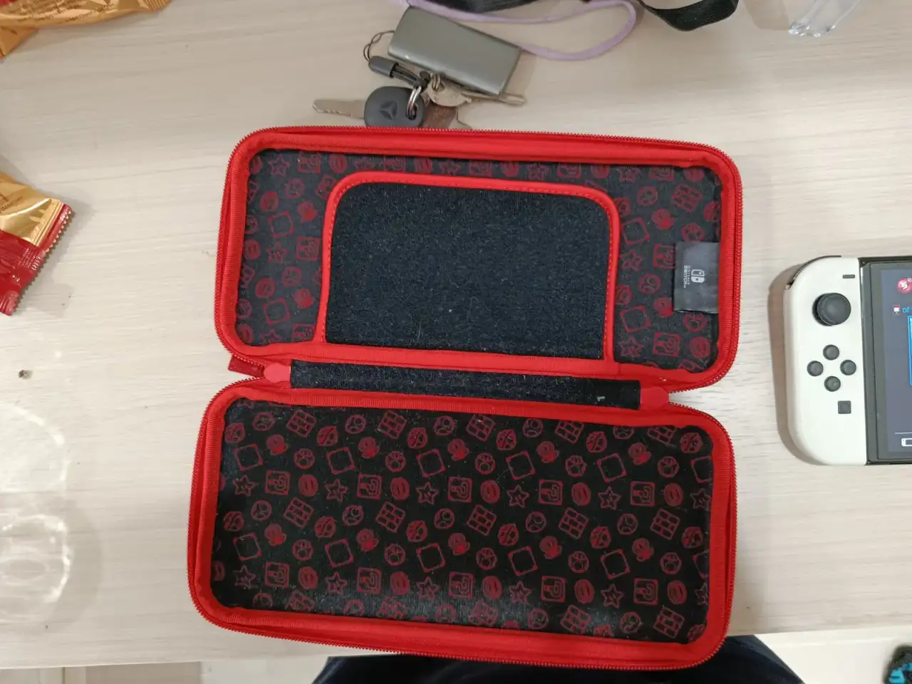 Продам Nintendo switch oled за 5.500.000 купили год назад за 8.000.000 все полностью работает есть чехол с местом для ка